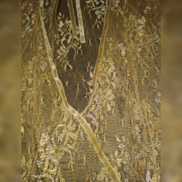 Lane Bryan lace gold & silver wrap top size 18/20. - Picture 3 of 7